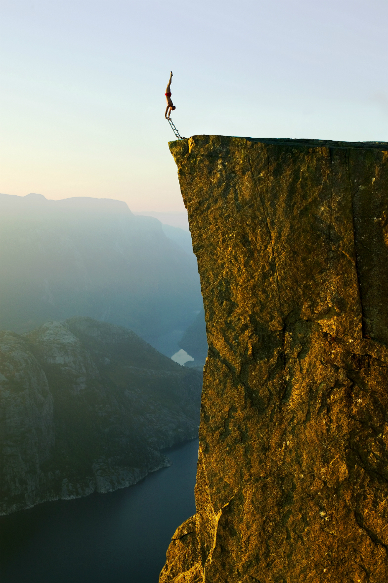 Сброшу со скалы. Эскил Роннингсбаккен. Прекестулен Норвегия высота. Человек на обрыве.