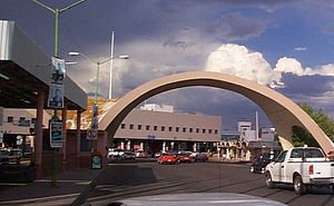 300px-Nogales_Grand_Avenue_Port_of_Entry