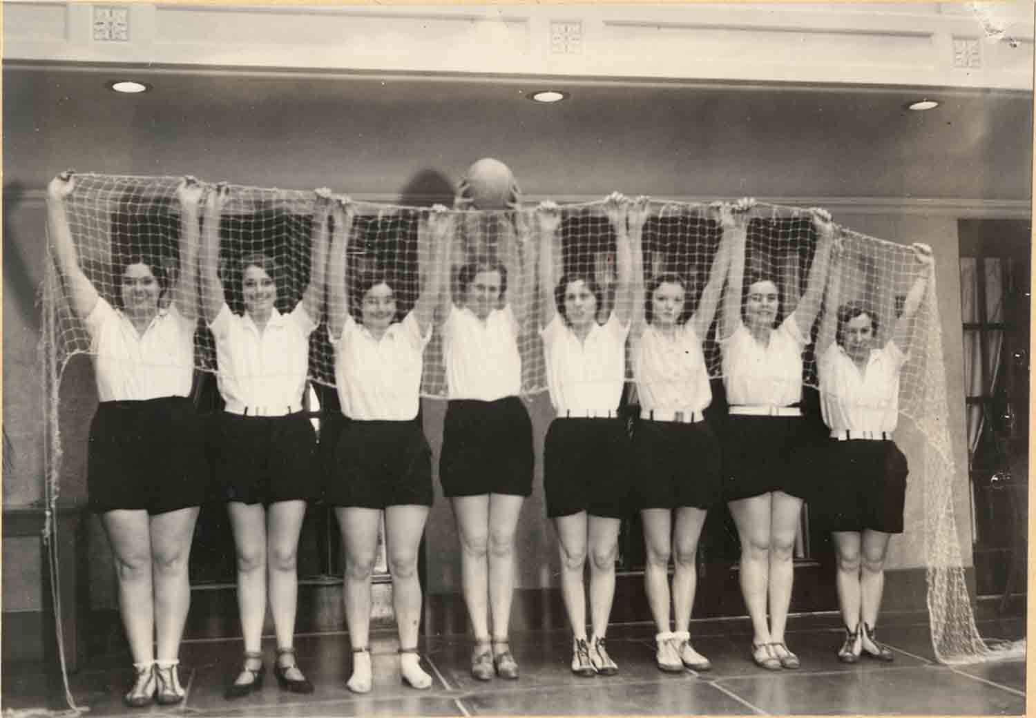 Спортивная история школы. Волейбол 1900. Спортивная форма 1900 года. Волейбол в 1900 году. Спортивная форма в прошлом.