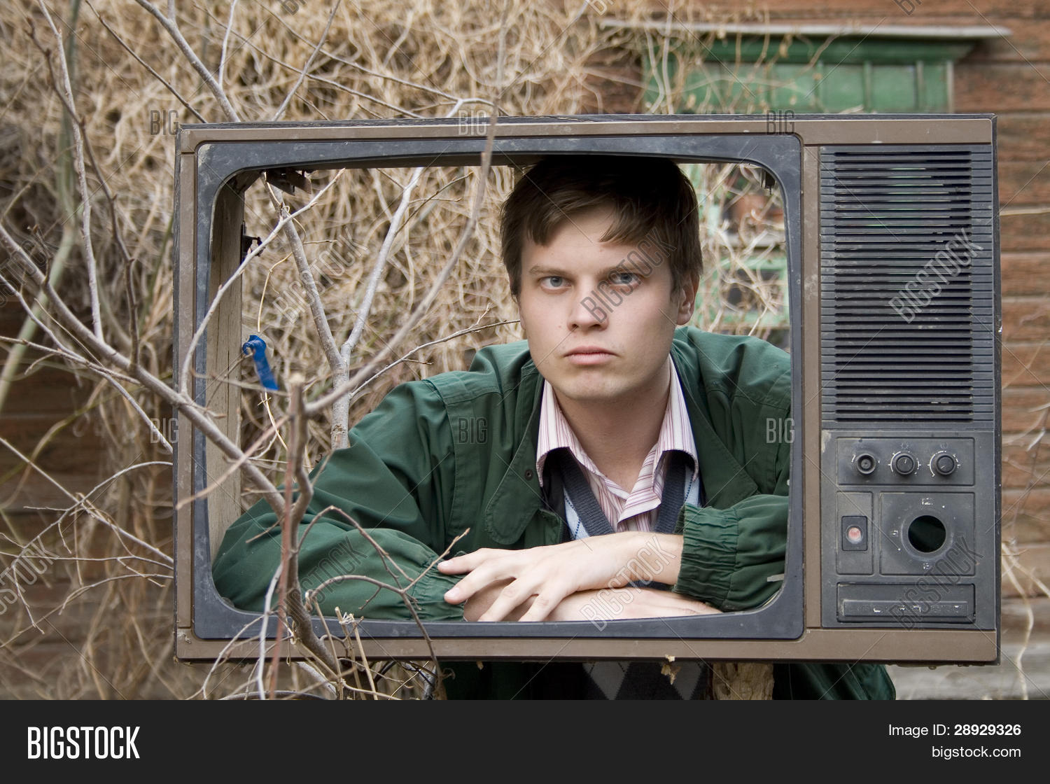 Новости про телевизоры. Старый телевизор. Человек со старым телевизором. Телевидение в поле. Старый телевизор с Денди.